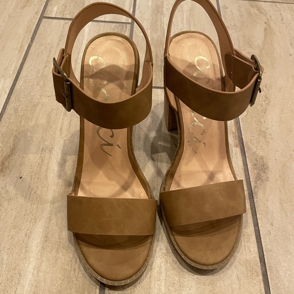 Like new tan heels - Picture 2 of 7